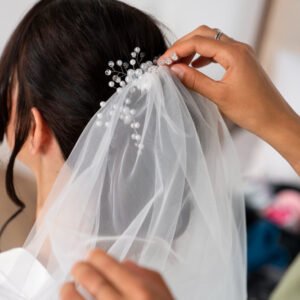 El arte de la combinación: Cómo combinar el tocado con el vestido de novia